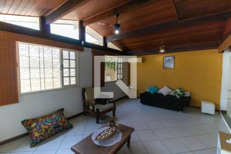 Sala 1 de casa para alugar com 4 quartos, 300m² em Serra Grande, Niterói