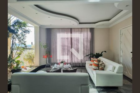 Sala de casa à venda com 4 quartos, 200m² em Heliópolis, Belo Horizonte