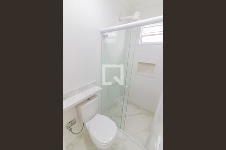 Banheiro de kitnet/studio para alugar com 1 quarto, 28m² em Jardim Pinheiros, São Paulo