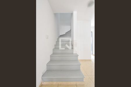Escada  de casa para alugar com 2 quartos, 100m² em Campo Belo, São Paulo