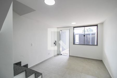 Sala de casa para alugar com 2 quartos, 80m² em Jardim Alvorada, Nova Iguaçu