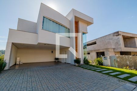 Casa de condomínio à venda com 380m², 3 quartos e 3 vagas Casa de condomínio à venda com 380m², 3 quartos e 3 vagasFachada