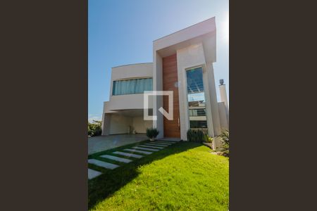 Casa de condomínio à venda com 380m², 3 quartos e 3 vagas Casa de condomínio à venda com 380m², 3 quartos e 3 vagasFachada