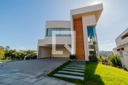 Casa de condomínio à venda com 380m², 3 quartos e 3 vagas Casa de condomínio à venda com 380m², 3 quartos e 3 vagasFachada