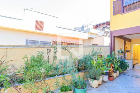 Casa à venda com 229m², 5 quartos e 3 vagas Casa à venda com 229m², 5 quartos e 3 vagasQuintal