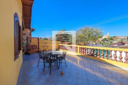 Casa à venda com 229m², 5 quartos e 3 vagas Casa à venda com 229m², 5 quartos e 3 vagasQuintal