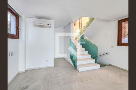 Sala de casa de condomínio para alugar com 5 quartos, 320m² em Jardim Tres Marias, Guarujá