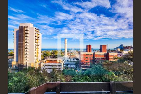 Sala vista de casa de condomínio para alugar com 5 quartos, 320m² em Jardim Tres Marias, Guarujá