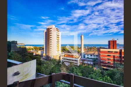 Sala vista de casa de condomínio para alugar com 5 quartos, 320m² em Jardim Tres Marias, Guarujá