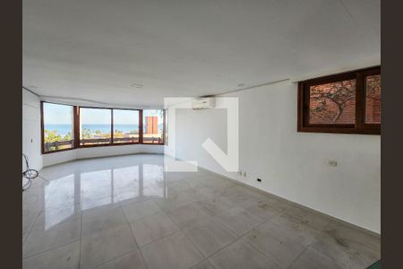 Sala de casa de condomínio para alugar com 5 quartos, 320m² em Jardim Tres Marias, Guarujá