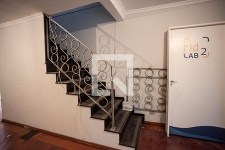 Escada de casa para alugar com 3 quartos, 188m² em Vila Dom Pedro I, São Paulo