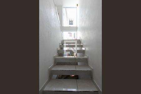 Escada  de casa para alugar com 3 quartos, 285m² em Parque Savoi City, São Paulo