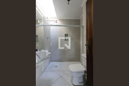 Casa para alugar com 285m², 3 quartos e 6 vagas Casa para alugar com 285m², 3 quartos e 6 vagasBanheiro da Suíte 1