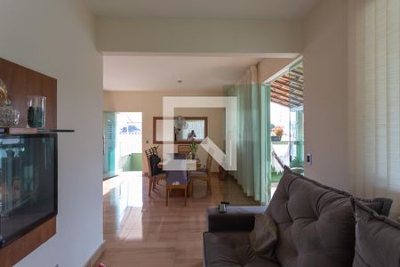 Sala de casa para alugar com 3 quartos, 223m² em Esplanada, Belo Horizonte