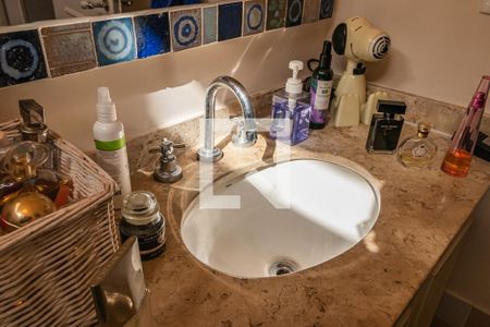 Casa de condomínio à venda com 205m², 3 quartos e 4 vagas Casa de condomínio à venda com 205m², 3 quartos e 4 vagasBanheiro Social