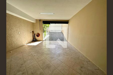 Casa à venda com 4 quartos, 200m² em Vila Nivi, São Paulo