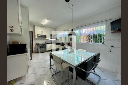 Casa à venda com 4 quartos, 200m² em Vila Nivi, São Paulo