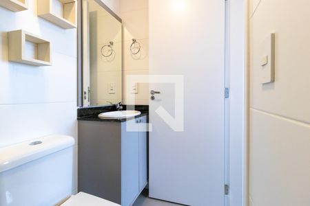 Banheiro de kitnet/studio para alugar com 1 quarto, 28m² em Centro, Curitiba