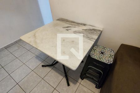 Detalhe Sala de apartamento para alugar com 1 quarto, 45m² em Nova Mirim, Praia Grande