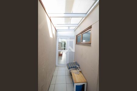 Corredor de casa à venda com 3 quartos, 180m² em Jardim Ester Yolanda, São Paulo