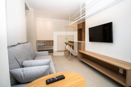 Sala- estar com sofá e TV de apartamento para alugar com 2 quartos, 65m² em Indianópolis, São Paulo