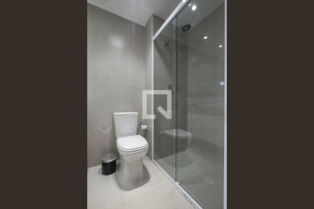 Banheiro de kitnet/studio para alugar com 1 quarto, 30m² em Pinheiros, São Paulo