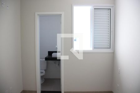 Suíte de apartamento para alugar com 2 quartos, 57m² em Jardim Patrícia, Uberlândia