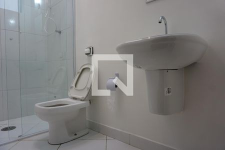 Banheiro de casa para alugar com 2 quartos, 125m² em Jardim Ester, São Paulo