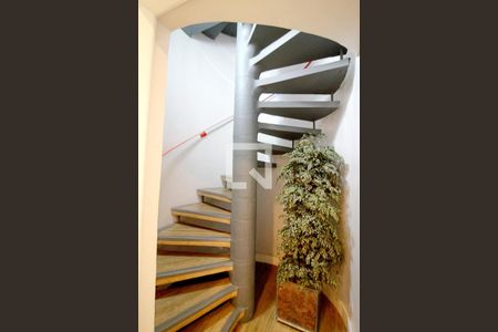 Escada  de casa à venda com 5 quartos, 500m² em Jardim Londrina, São Paulo