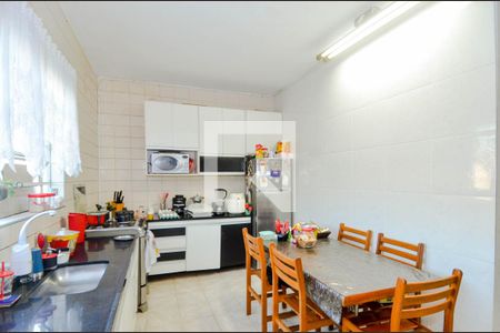 Casa à venda com 360m², 4 quartos e 3 vagas Casa à venda com 360m², 4 quartos e 3 vagasCozinha