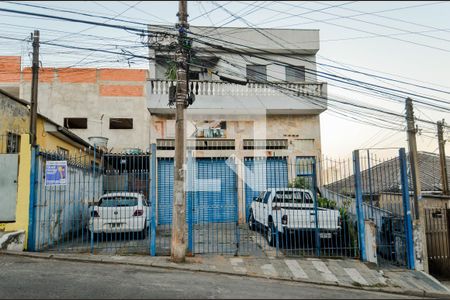 Casa à venda com 360m², 4 quartos e 3 vagas Casa à venda com 360m², 4 quartos e 3 vagasFachada