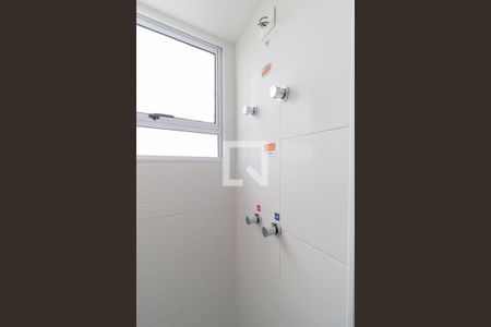Banheiro de apartamento à venda com 2 quartos, 54m² em Jardim Carvalho, Porto Alegre