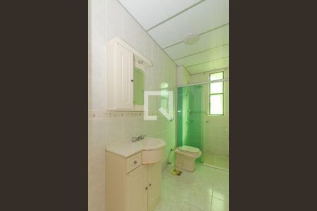 Banheiro social de apartamento à venda com 2 quartos, 64m² em São João, Porto Alegre