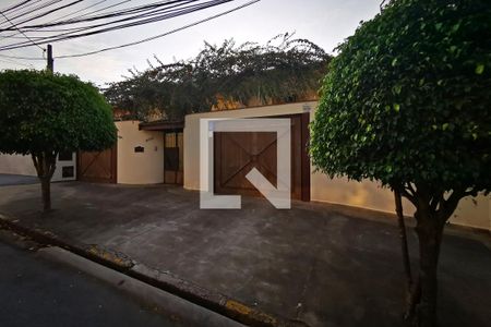 Casa à venda com 346m², 3 quartos e 4 vagas Casa à venda com 346m², 3 quartos e 4 vagasFachada