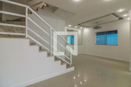 Casa de condomínio para alugar com 300m², 4 quartos e 4 vagasSala