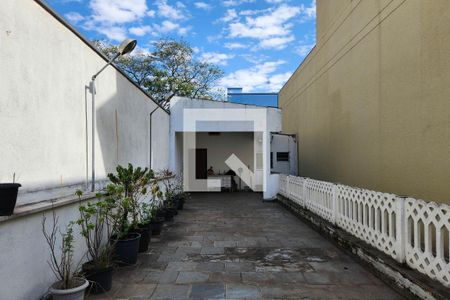 Casa à venda com 238m², 3 quartos e 4 vagas Casa à venda com 238m², 3 quartos e 4 vagasQuintal