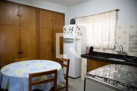 Casa à venda com 170m², 4 quartos e 2 vagas Casa à venda com 170m², 4 quartos e 2 vagasCozinha