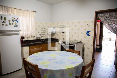 Casa à venda com 170m², 4 quartos e 2 vagas Casa à venda com 170m², 4 quartos e 2 vagasCozinha