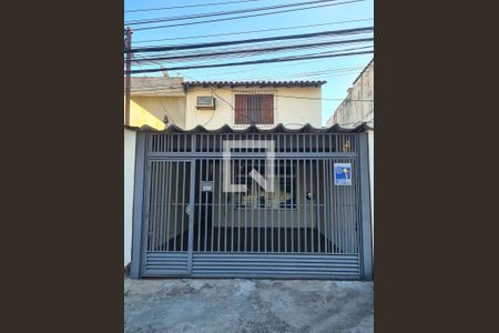 Casa à venda com 170m², 4 quartos e 2 vagas Casa à venda com 170m², 4 quartos e 2 vagasFachada