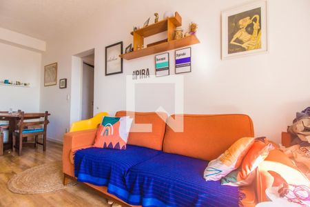 Sala de TV de apartamento à venda com 2 quartos, 68m² em Jardim Tupanci, Barueri