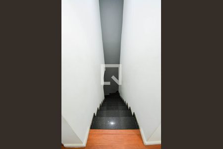 Casa à venda com 218m², 4 quartos e 3 vagas Casa à venda com 218m², 4 quartos e 3 vagasEscada Quartos/Sala