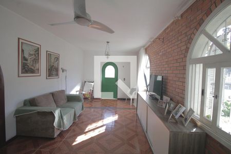 Sala de TV de casa à venda com 3 quartos, 202m² em Santa Maria Goretti, Porto Alegre