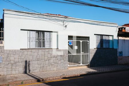 Casa à venda com 243m², 2 quartos e sem vaga Casa à venda com 243m², 2 quartos e sem vagaFachada