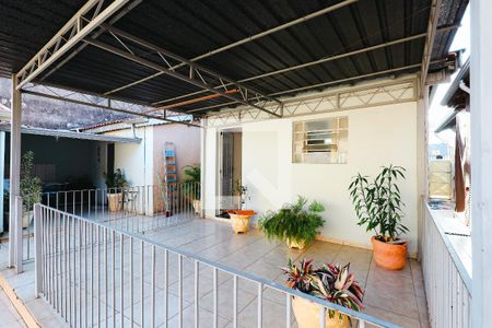 Casa à venda com 243m², 2 quartos e sem vaga Casa à venda com 243m², 2 quartos e sem vagaVaranda