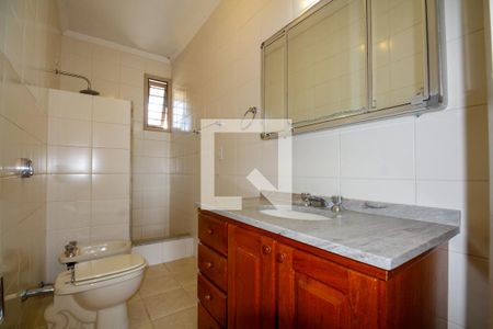 Banheiro da Suíte de casa à venda com 4 quartos, 235m² em Santo Antônio, Porto Alegre