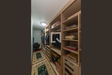 Casa à venda com 468m², 4 quartos e 4 vagas Casa à venda com 468m², 4 quartos e 4 vagasCloset da Suíte 1