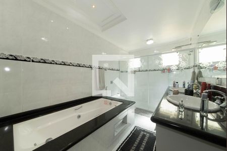 Casa à venda com 468m², 4 quartos e 4 vagas Casa à venda com 468m², 4 quartos e 4 vagasBanheiro da Suíte 4