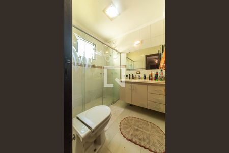 Casa à venda com 468m², 4 quartos e 4 vagas Casa à venda com 468m², 4 quartos e 4 vagasBanheiro da Suíte 1