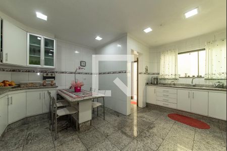Casa à venda com 468m², 4 quartos e 4 vagas Casa à venda com 468m², 4 quartos e 4 vagasCozinha