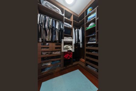 Casa à venda com 468m², 4 quartos e 4 vagas Casa à venda com 468m², 4 quartos e 4 vagasCloset da suíte 2